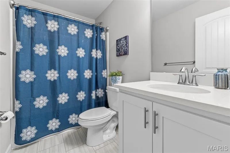 Hall bath — 1010 Timber Bluff Drive, Wentzville, MO 63385