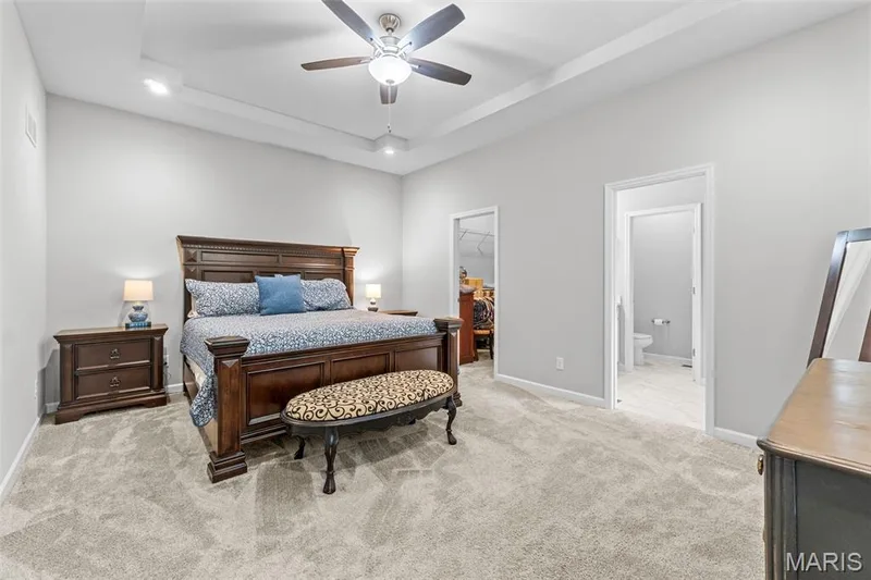 Primary Suite w/ walk in closet, tray ceiling, recessed lighting, ceiling fan, large windows, full bath. — 1010 Timber Bluff Drive, Wentzville, MO 63385