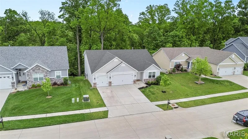 1010 Timber Bluff Drive, Wentzville, MO 63385 — listing photo 2 of 40