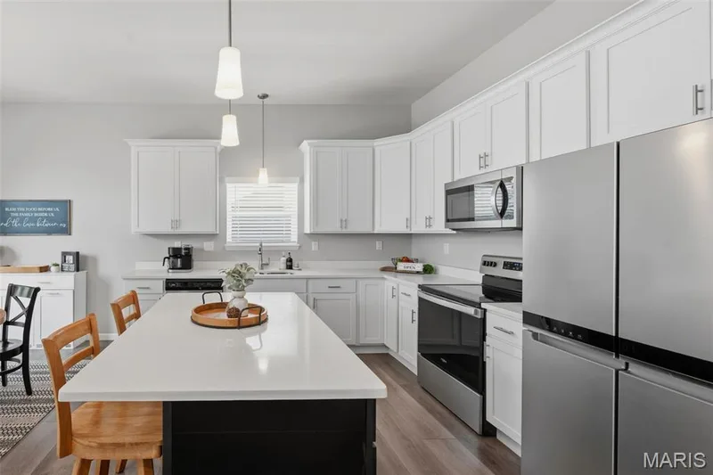 Center island breakfast bar with pendant lighting — 411 Knothole Lane, Wentzville, MO 63385