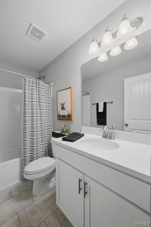 Full hall bath between  the 2 bedrooms — 411 Knothole Lane, Wentzville, MO 63385
