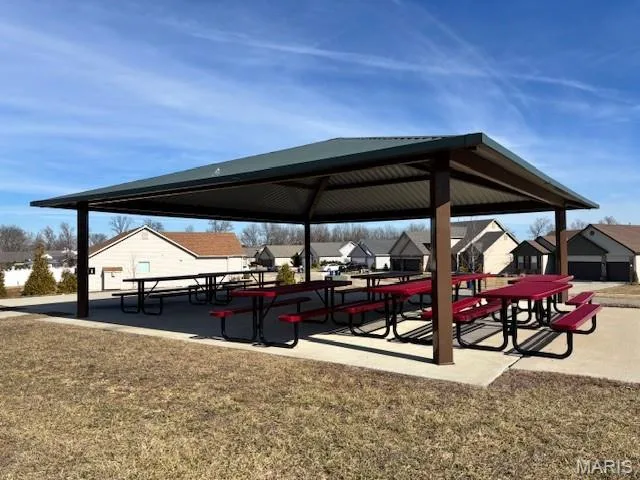 Timber Trace neighborhood offers pavilion with picnic seating — 411 Knothole Lane, Wentzville, MO 63385