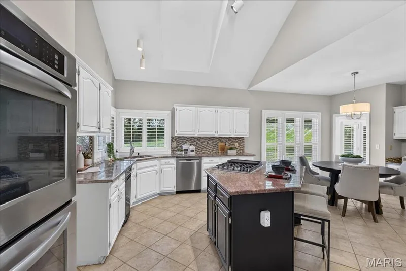 17619 Bridgeway Drive, Chesterfield, MO 63005 — listing photo 13 of 62