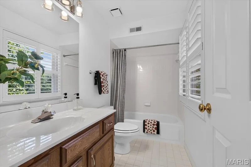 BR2 ensuite — 17619 Bridgeway Drive, Chesterfield, MO 63005