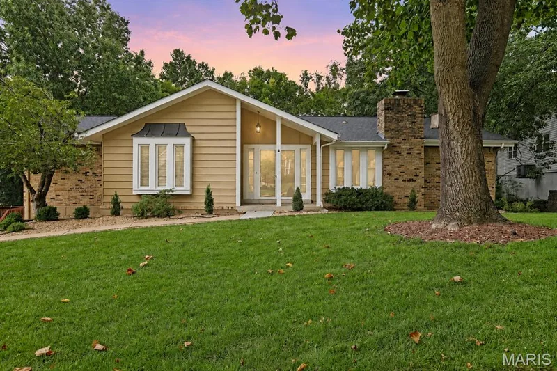 15350 Thistlebriar Court, Chesterfield, MO — listing photo 1