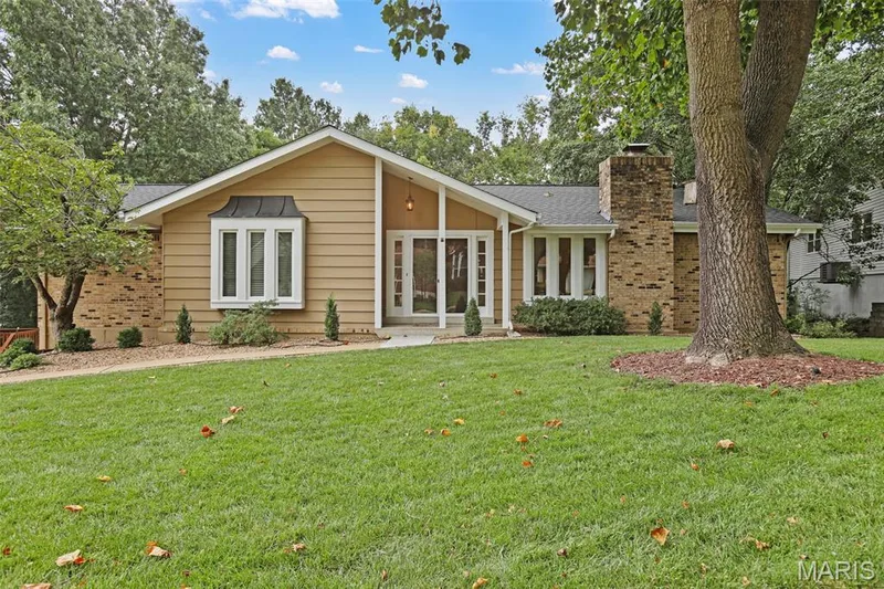 15350 Thistlebriar Court, Chesterfield, MO 63017 — listing photo 2 of 37