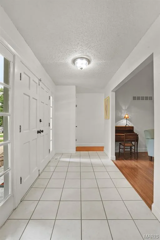 15350 Thistlebriar Court, Chesterfield, MO 63017 — listing photo 3 of 37