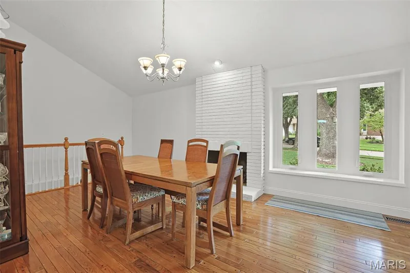 15350 Thistlebriar Court, Chesterfield, MO 63017 — listing photo 12 of 37