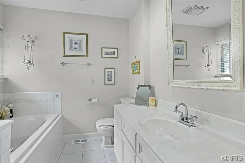 15350 Thistlebriar Court, Chesterfield, MO 63017 — listing photo 17 of 37