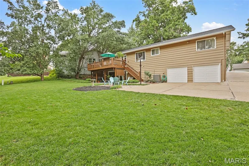 15350 Thistlebriar Court, Chesterfield, MO 63017 — listing photo 30 of 37