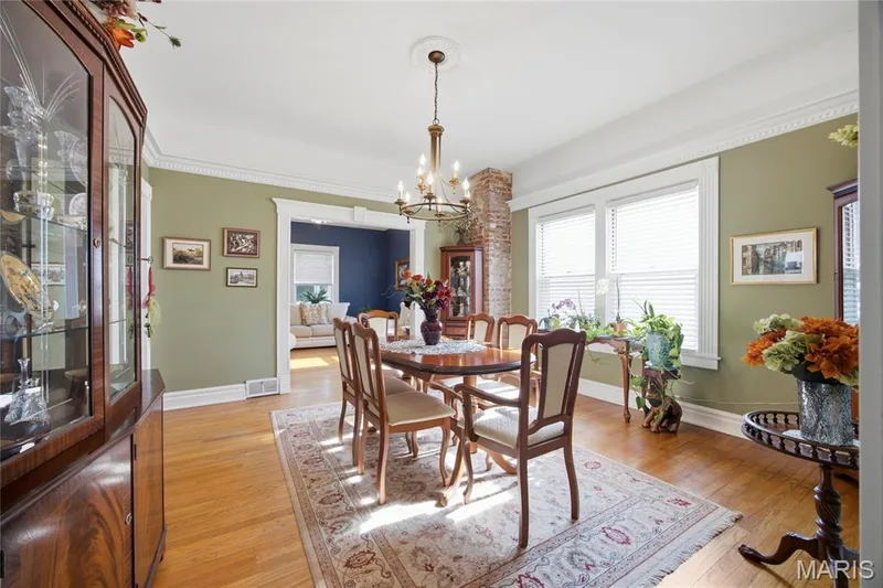 717 Clark Street, St Charles, MO 63301 — listing photo 6 of 38