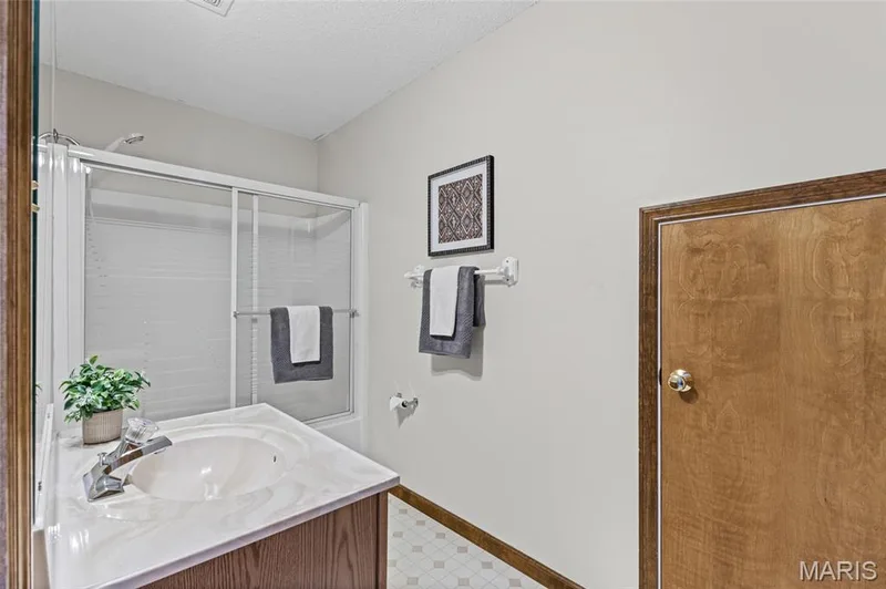 upstairs full bathroom — 195 England Drive, O'Fallon, MO 63366