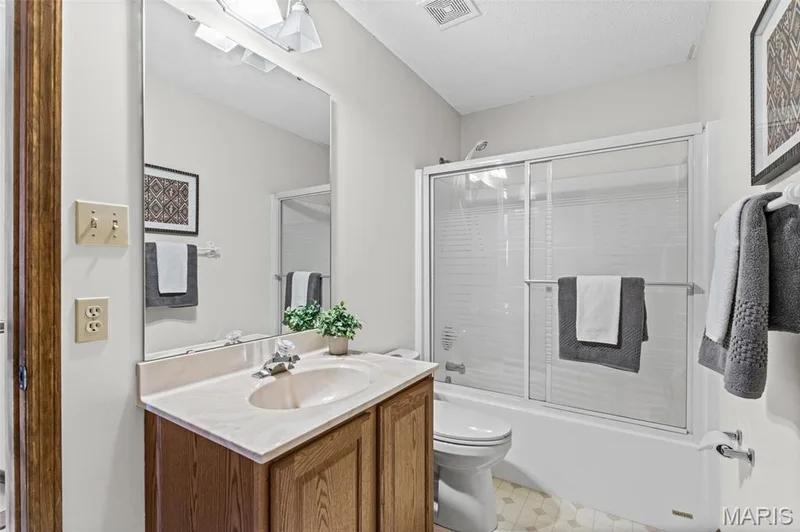 full upstairs bathroom — 195 England Drive, O'Fallon, MO 63366