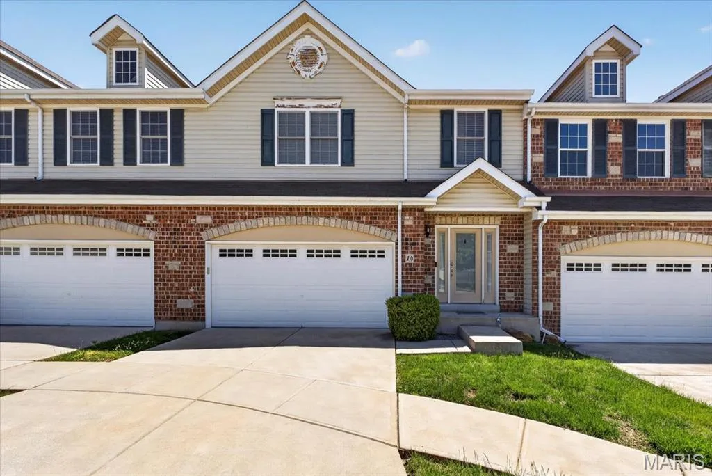 14 Loris Lane, St Charles, MO 63303 — listing photo 1 of 35