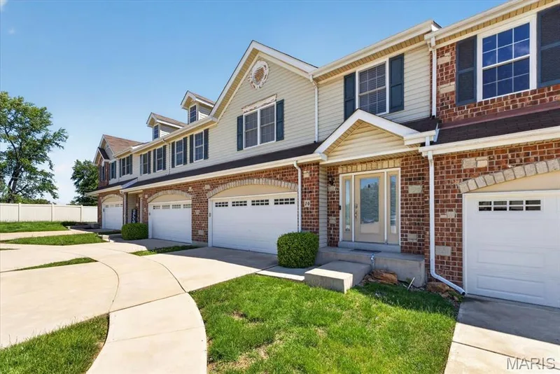 14 Loris Lane, St Charles, MO 63303 — listing photo 2 of 35