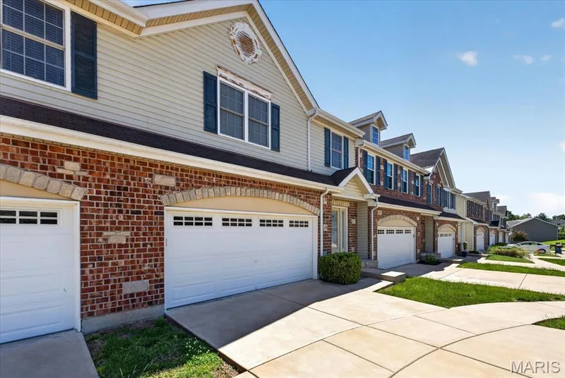 14 Loris Lane, St Charles, MO 63303 — listing photo 3 of 35