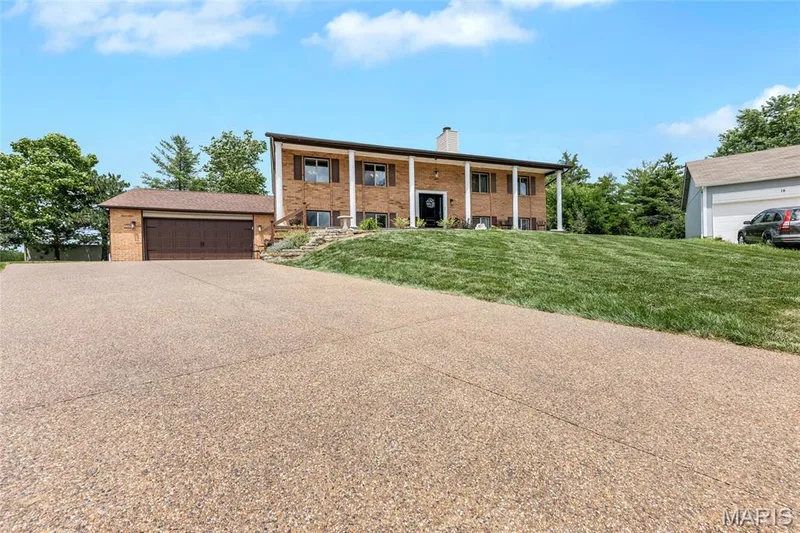 Features an 8 car driveway! — 16 La Rochelle Court, Lake St. Louis, MO 63367