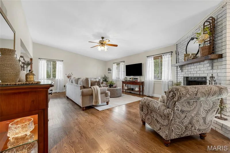 Living Room with vaulted ceiling — 16 La Rochelle Court, Lake St. Louis, MO 63367
