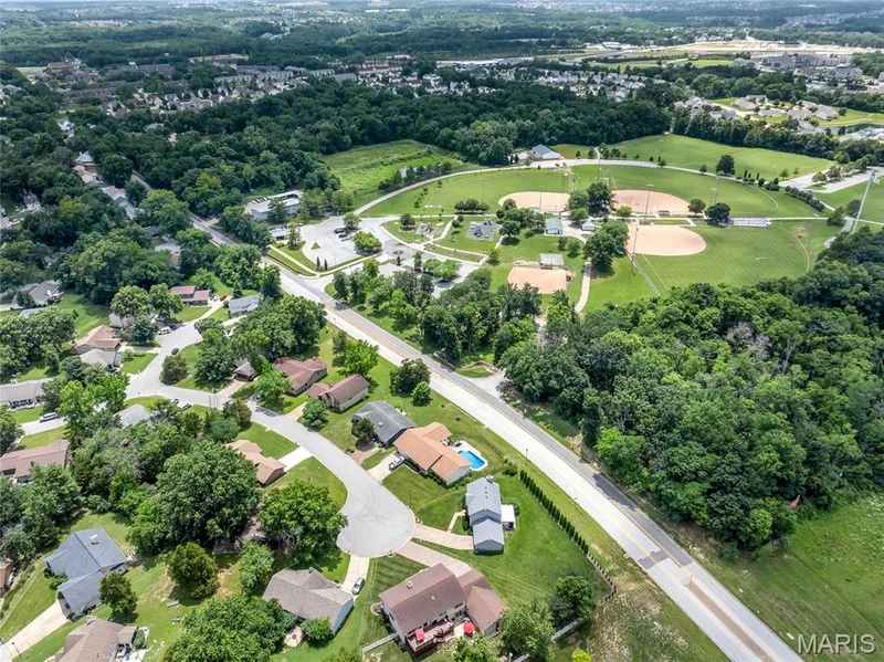 A court off of a court! No traffic! — 16 La Rochelle Court, Lake St. Louis, MO 63367