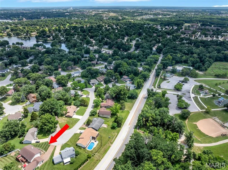 Close to the lake and park! Perfect family home with all the fabulous Lake St. Louis Community Assn amenities and clubs! — 16 La Rochelle Court, Lake St. Louis, MO 63367