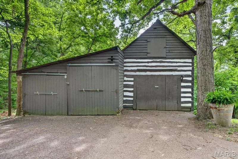 Barn — 16643 Caulks Creek Ridge Road, Wildwood, MO 63005