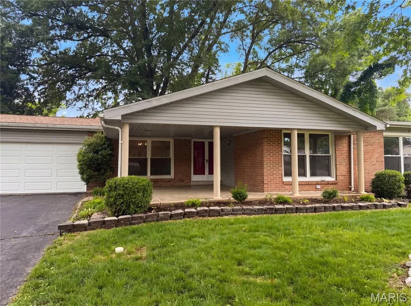 207 Renaldo Drive, Chesterfield, MO β listing photo 1