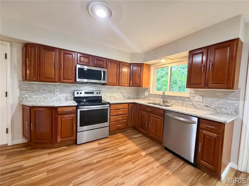 207 Renaldo Drive, Chesterfield, MO 63017 — listing photo 2 of 24