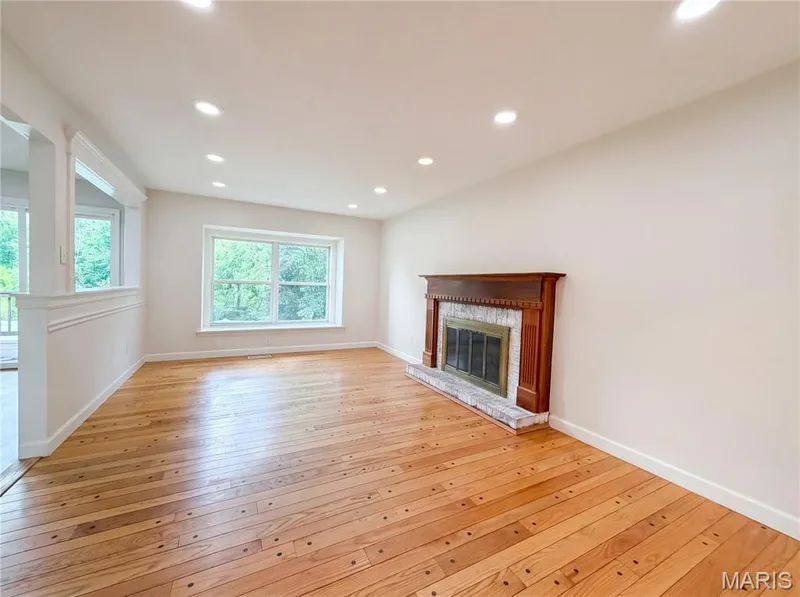 207 Renaldo Drive, Chesterfield, MO 63017 — listing photo 3 of 24