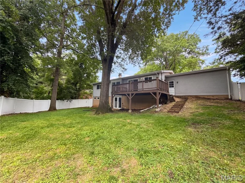 207 Renaldo Drive, Chesterfield, MO 63017 — listing photo 5 of 24
