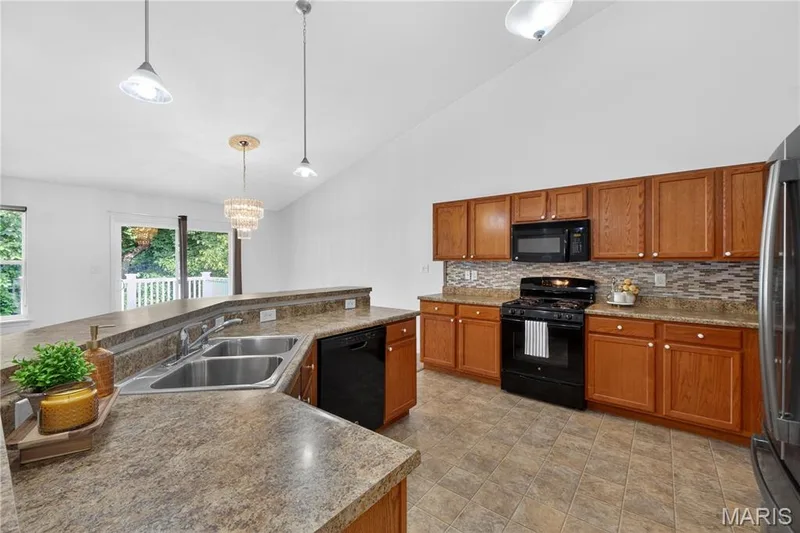 403 Newport Drive, St Peters, MO 63376 — listing photo 4 of 34