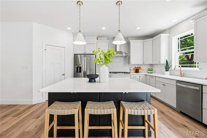 Large Island with Quartz Countertops and Seating Bar — 527 Ryehill Drive, St Peters, MO 63376