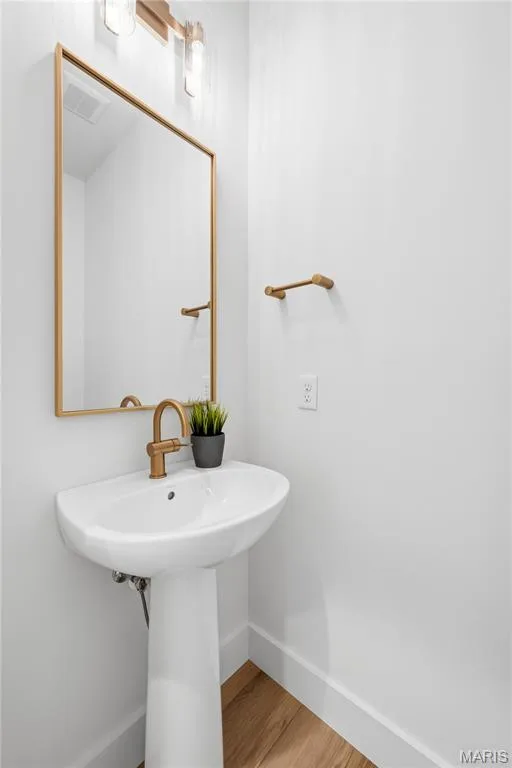 Main Floor Powder Room — 527 Ryehill Drive, St Peters, MO 63376