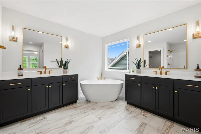 Raised Height Split Vanities and Free Standing Soaking Tub in Luxury Primary Bath — 527 Ryehill Drive, St Peters, MO 63376
