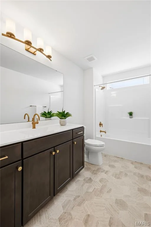 Oversized Vanity and Tub/ Shower with Transom Window in Secondary Bath — 527 Ryehill Drive, St Peters, MO 63376
