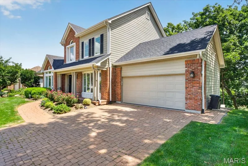 16557 Baxter Forest Ridge Drive, Chesterfield, MO 63005 — listing photo 2 of 48