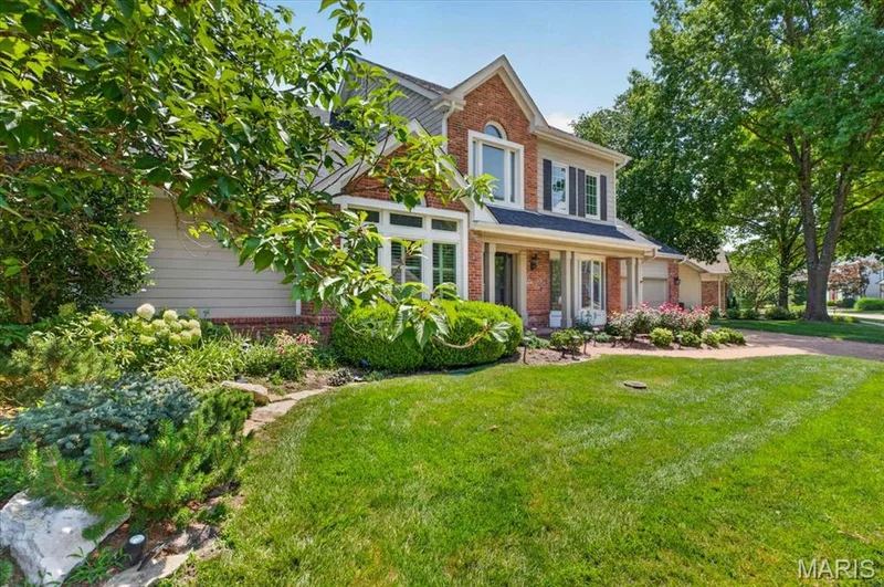 16557 Baxter Forest Ridge Drive, Chesterfield, MO 63005 — listing photo 3 of 48