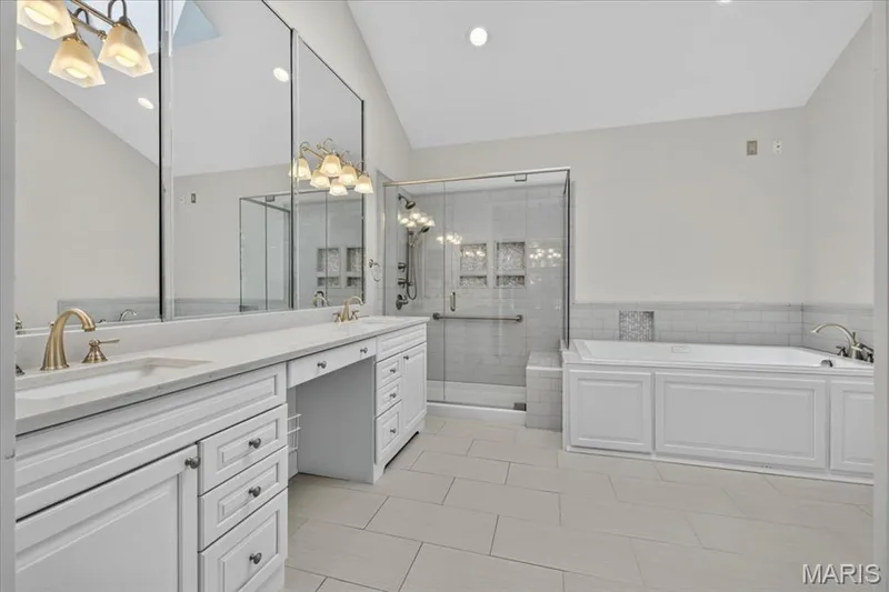Updated with jacuzzi tub and separate shower — 16557 Baxter Forest Ridge Drive, Chesterfield, MO 63005