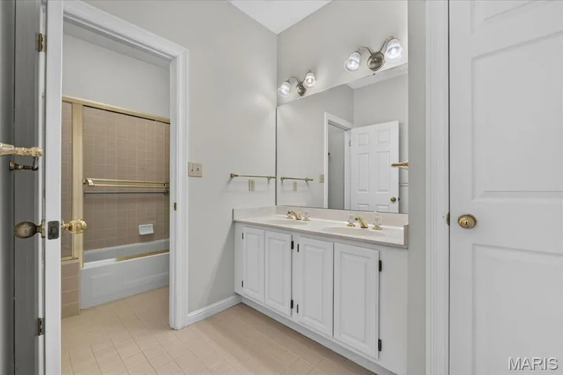 2nd floor hall bathroom — 16557 Baxter Forest Ridge Drive, Chesterfield, MO 63005