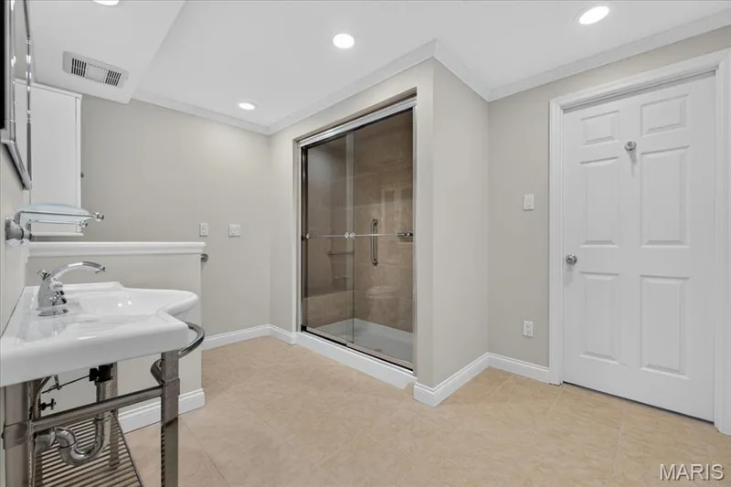 Lower level full bathroom — 16557 Baxter Forest Ridge Drive, Chesterfield, MO 63005