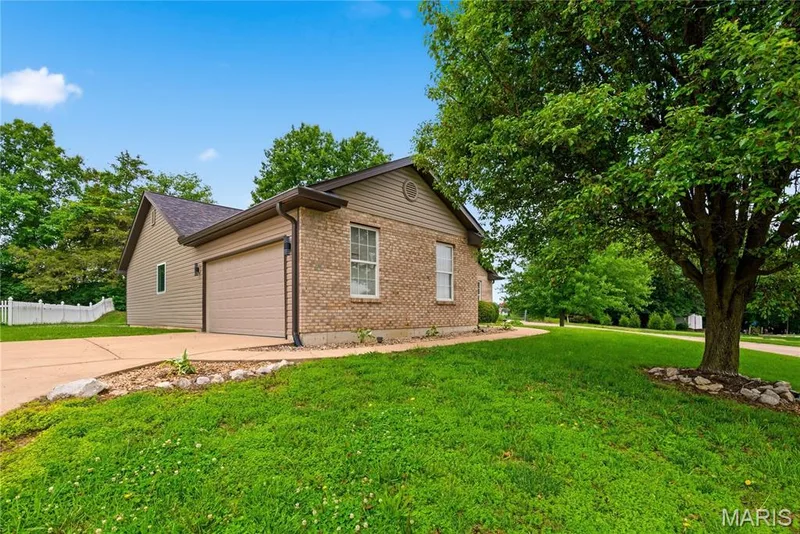 129 Fleur De Lis Drive, Wentzville, MO 63385 — listing photo 3 of 67