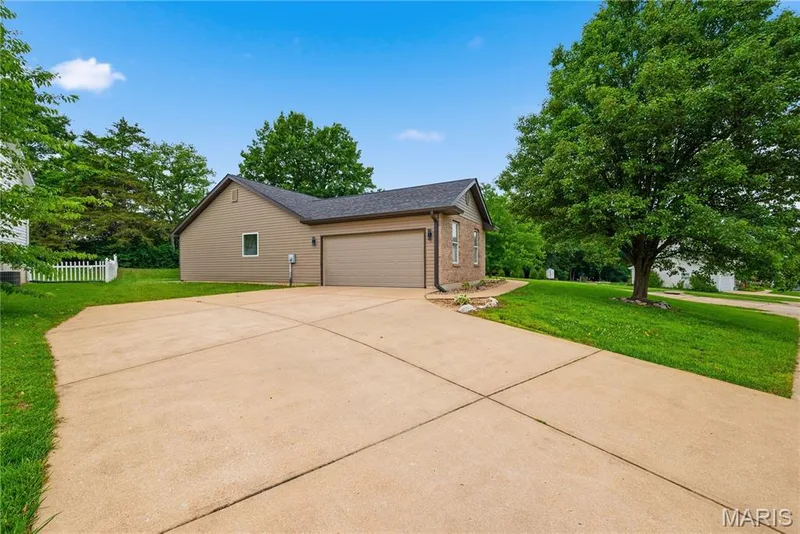 129 Fleur De Lis Drive, Wentzville, MO 63385 — listing photo 4 of 67