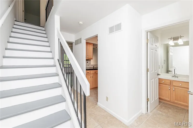 15619 Quail Meadows Drive #D, Chesterfield, MO 63017 — listing photo 4 of 29