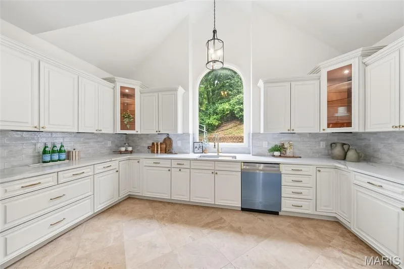 655 Old Riverwoods Lane, Chesterfield, MO 63017 — listing photo 7 of 58