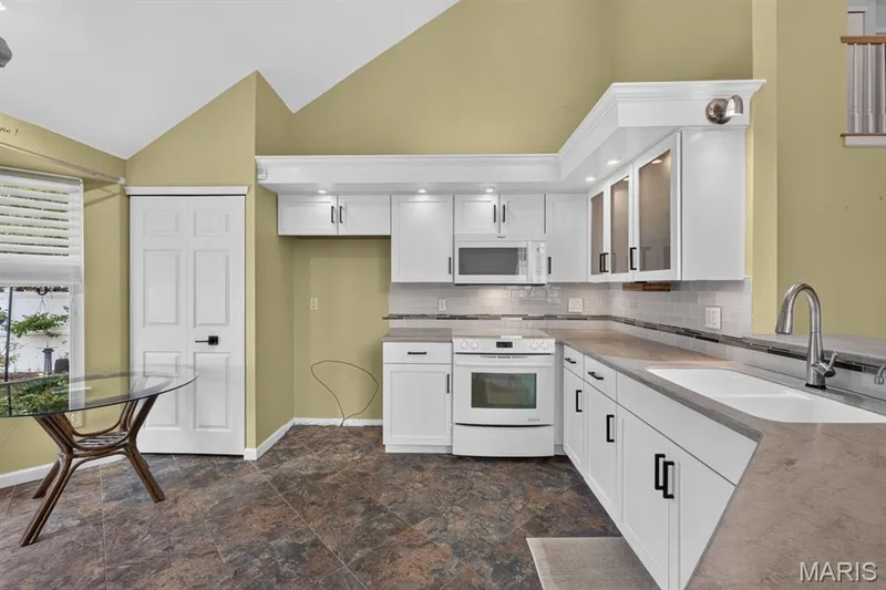 15819 Kersten Ridge Court, Chesterfield, MO 63017 — listing photo 18 of 56