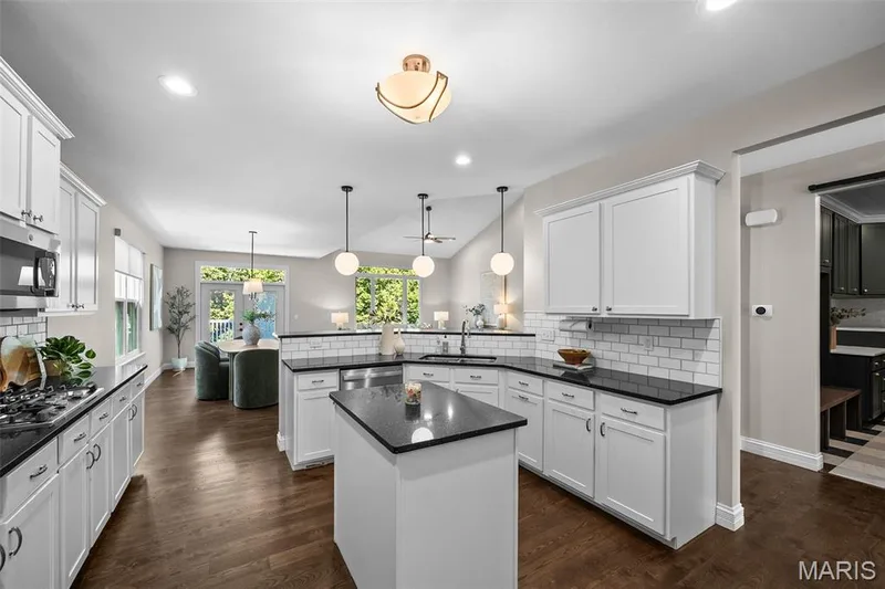 327 Madeira Court, St Peters, MO 63376 — listing photo 13 of 94