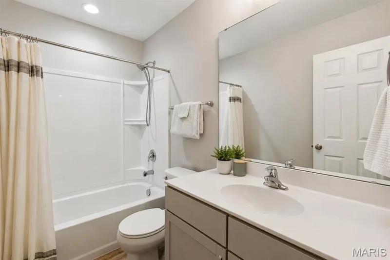 Upstairs Hall Bathroom — 721 Switchgrass Drive, Wentzville, MO 63385