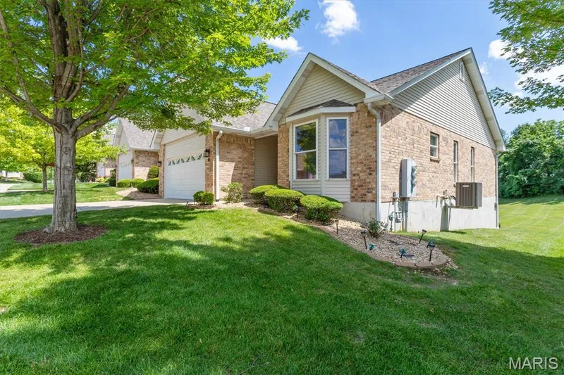 Brick villa has low $290/month HOA fee that maintains the lot. — 6 Country Bluff Court, St Charles, MO 63301