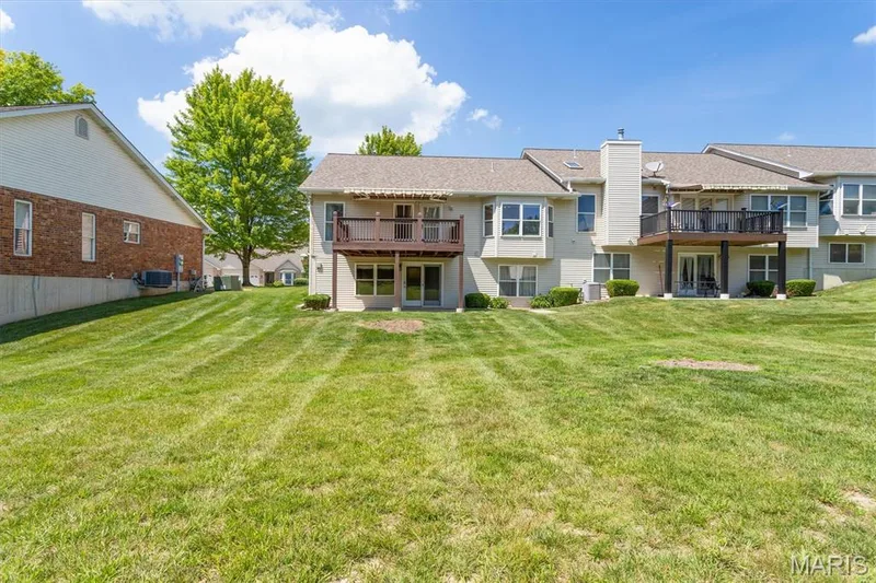 End-unit backs to large common ground yard. — 6 Country Bluff Court, St Charles, MO 63301