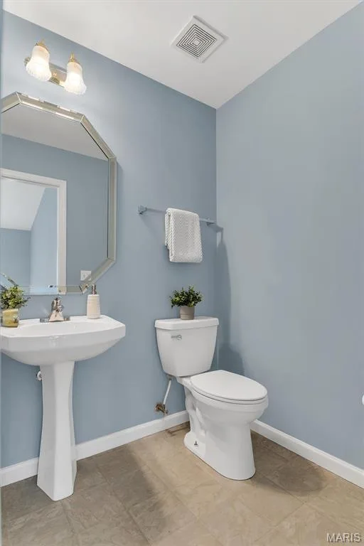 Main floor powder bath. — 6 Country Bluff Court, St Charles, MO 63301