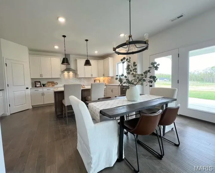 Example picture of the Oakdale, some features shown may be optional upgrades. — 1 TBB OAKDALE C @CALEDONIA, O'Fallon, MO 63368